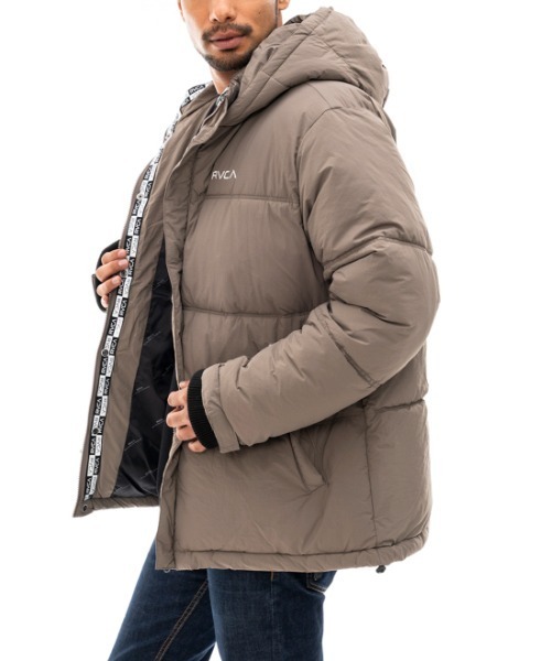 RVCA(ルーカ)の「RVCA メンズ VISOR HOODED PUFFER ジャケット【2022年秋冬モデル】/ルーカアウター(ブルゾン・メンズ・ゴールド/ブラック/グレー系その他・SMALL/X-LARGE/LARGE/MEDIUM)」の19枚目の写真