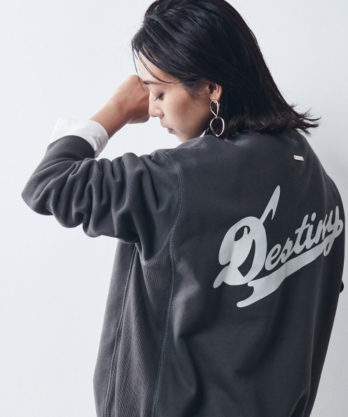 CHIC STYLE（シックスタイル）の「＜大きいサイズ＞バックロゴプリントスウェット シックスタイル（スウェット・レディース・アイボリー/チャコール・8L/3L/LL/L/4L/5L/6L）」の2枚目の写真