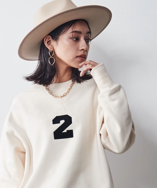 CHIC STYLE（シックスタイル）の「＜大きいサイズ＞バックロゴプリントスウェット シックスタイル（スウェット・レディース・アイボリー/チャコール・8L/3L/LL/L/4L/5L/6L）」の3枚目の写真