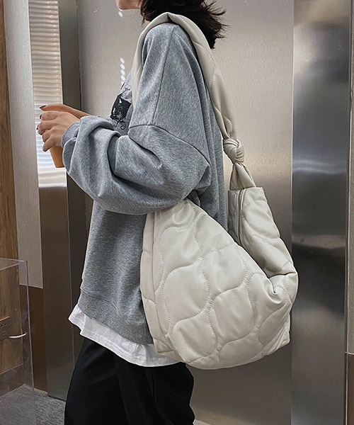 c.u.l(シーユーエル)の「ユニセックス キルティング大容量 ショルダーバッグ cula508(ショルダーバッグ・レディース・ホワイト系その他/ブラック/ブラック系その他/グレー・FREE)」の7枚目の写真