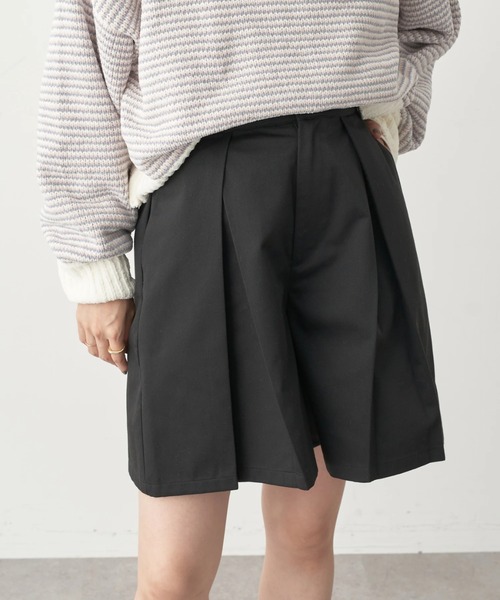 earth music&ecology（アースミュージックアンドエコロジー）の「タックハーフパンツ（その他パンツ・レディース・ホワイト系その他2/ブラック/オリーブ・FREE）」の2枚目の写真