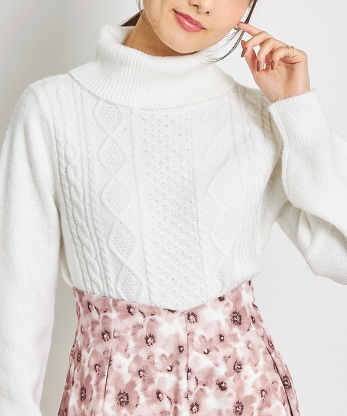 tocco closet(トッコ クローゼット)の「ラメ入りタートルネックダイヤ柄×ケーブル編みニットプルオーバー(ニット/セーター・レディース・オフホワイト/サックスブルー/ピンク・M)」の2枚目の写真