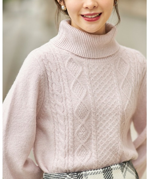 tocco closet(トッコ クローゼット)の「ラメ入りタートルネックダイヤ柄×ケーブル編みニットプルオーバー(ニット/セーター・レディース・オフホワイト/サックスブルー/ピンク・M)」の3枚目の写真