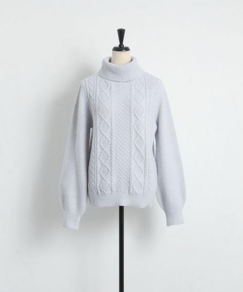 tocco closet(トッコ クローゼット)の「ラメ入りタートルネックダイヤ柄×ケーブル編みニットプルオーバー(ニット/セーター・レディース・オフホワイト/サックスブルー/ピンク・M)」の17枚目の写真