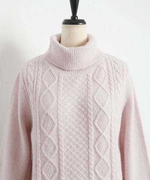 tocco closet(トッコ クローゼット)の「ラメ入りタートルネックダイヤ柄×ケーブル編みニットプルオーバー(ニット/セーター・レディース・オフホワイト/サックスブルー/ピンク・M)」の21枚目の写真