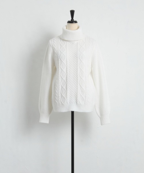 tocco closet(トッコ クローゼット)の「ラメ入りタートルネックダイヤ柄×ケーブル編みニットプルオーバー(ニット/セーター・レディース・オフホワイト/サックスブルー/ピンク・M)」の16枚目の写真