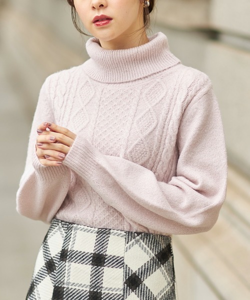 tocco closet(トッコ クローゼット)の「ラメ入りタートルネックダイヤ柄×ケーブル編みニットプルオーバー(ニット/セーター・レディース・オフホワイト/サックスブルー/ピンク・M)」の13枚目の写真