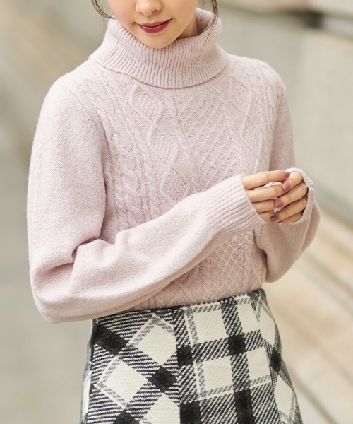 tocco closet(トッコ クローゼット)の「ラメ入りタートルネックダイヤ柄×ケーブル編みニットプルオーバー(ニット/セーター・レディース・オフホワイト/サックスブルー/ピンク・M)」の14枚目の写真