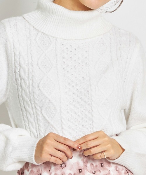 tocco closet(トッコ クローゼット)の「ラメ入りタートルネックダイヤ柄×ケーブル編みニットプルオーバー(ニット/セーター・レディース・オフホワイト/サックスブルー/ピンク・M)」の7枚目の写真