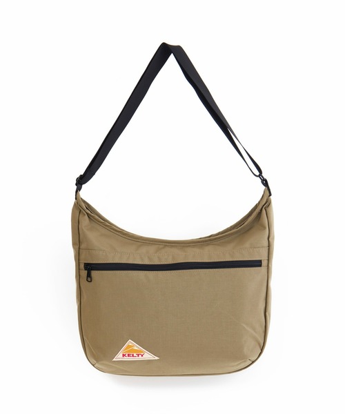KELTY（ケルティ）の「普段使いにぴったりの収納力【KELTY】CURVE SHOULDER M 2.0（ショルダーバッグ・レディース・ネイビー/ダークグレー/マスタード/モカ/タン/オリーブ/ブラック/ブラウン系その他/セージグリーン・FREE）」の16枚目の写真