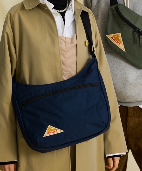 KELTY（ケルティ）の「普段使いにぴったりの収納力【KELTY】CURVE SHOULDER M 2.0（ショルダーバッグ・レディース・ネイビー/ダークグレー/マスタード/モカ/タン/オリーブ/ブラック/ブラウン系その他/セージグリーン・FREE）」の18枚目の写真