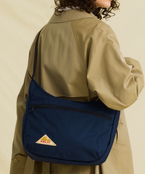 KELTY（ケルティ）の「普段使いにぴったりの収納力【KELTY】CURVE SHOULDER M 2.0（ショルダーバッグ・レディース・ネイビー/ダークグレー/マスタード/モカ/タン/オリーブ/ブラック/ブラウン系その他/セージグリーン・FREE）」の20枚目の写真