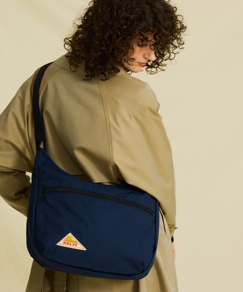 KELTY（ケルティ）の「普段使いにぴったりの収納力【KELTY】CURVE SHOULDER M 2.0（ショルダーバッグ・レディース・ネイビー/ダークグレー/マスタード/モカ/タン/オリーブ/ブラック/ブラウン系その他/セージグリーン・FREE）」の21枚目の写真