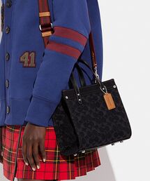 COACH（コーチ）の「フィールド トート 22・シグネチャー デニム
