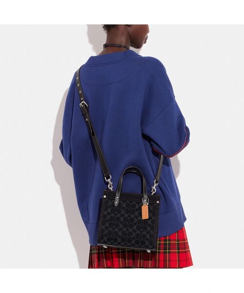 【新品】 COACH フィールドトート22 デニム シグネチャー バッグ 公式】COACH – コーチ | フィールド トート 22・シグネチャー デニム