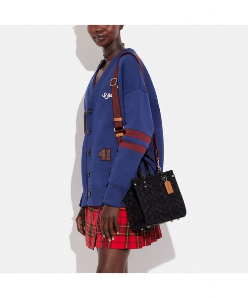 COACH（コーチ）の「フィールド トート 22・シグネチャー デニム