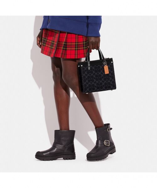 COACH（コーチ）の「フィールド トート 22・シグネチャー デニム
