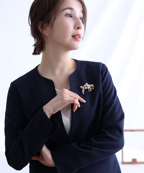 PourVous（プールヴー）の「フラワーリボンモチーフブローチ 結婚式 同窓会 オケージョン 二次会 （ブローチ/コサージュ・レディース・ゴールド・FREE）」の7枚目の写真