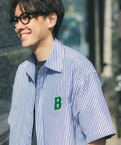 coca(coca)(コカ)の「メンズストライプイニシャルサガラワッペンシャツ(シャツ/ブラウス・メンズ・ブルー/グリーン・M/L/XL)」の2枚目の写真