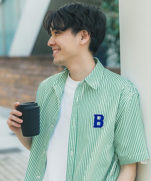 coca(coca)(コカ)の「メンズストライプイニシャルサガラワッペンシャツ(シャツ/ブラウス・メンズ・ブルー/グリーン・M/L/XL)」の1枚目の写真
