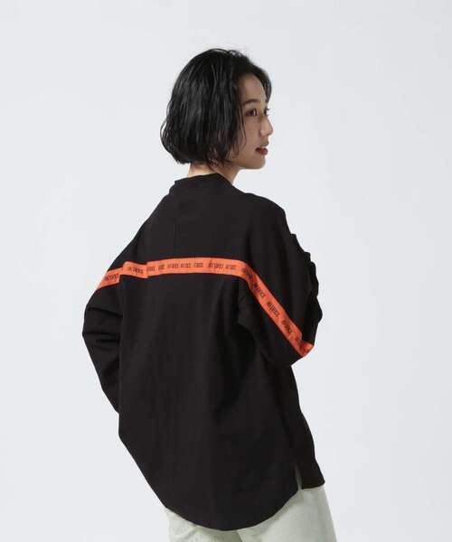 AVIREX(アヴィレックス)の「BACK LOGO TAPE TOPS/ バックロゴテープトップス(Tシャツ/カットソー・レディース・ブラック/ホワイト系2・F)」の3枚目の写真