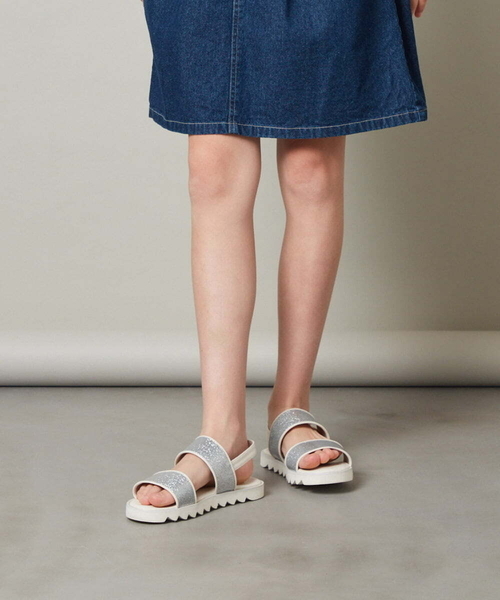 a.v.v（アーヴェヴェ）の「[KIDS]ラメストラップサンダル[WEB限定サイズ]（サンダル・キッズ・ブラック/シルバー・20/19/21/22/24/23）」の4枚目の写真