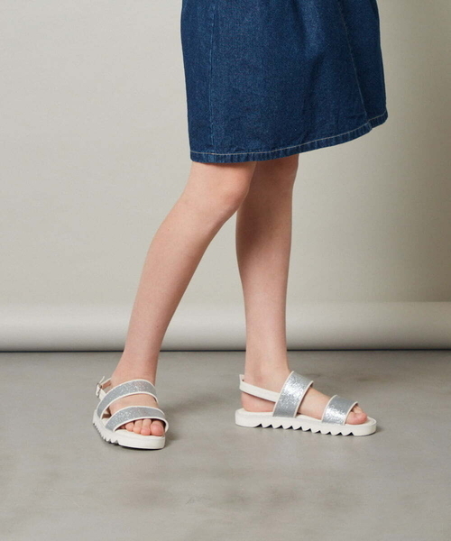 a.v.v（アーヴェヴェ）の「[KIDS]ラメストラップサンダル[WEB限定サイズ]（サンダル・キッズ・ブラック/シルバー・20/19/21/22/24/23）」の3枚目の写真
