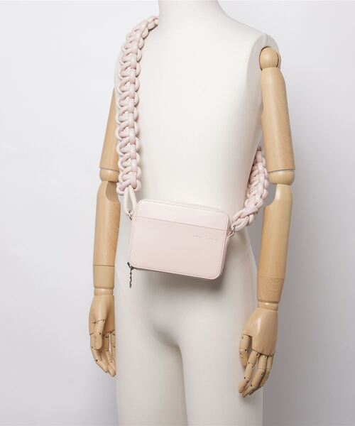KARA（カラ）の「COBRA CAMERA BAG（ショルダーバッグ・レディース・ベビーピンク・ONE SIZE）」の5枚目の写真
