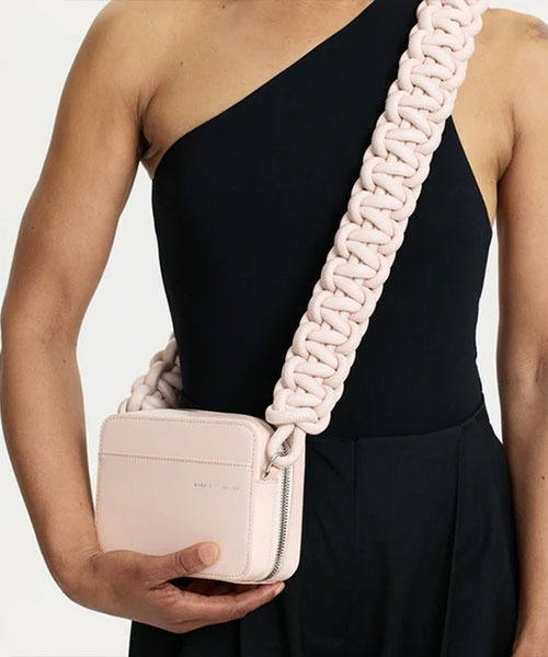 KARA（カラ）の「COBRA CAMERA BAG（ショルダーバッグ・レディース・ベビーピンク・ONE SIZE）」の7枚目の写真