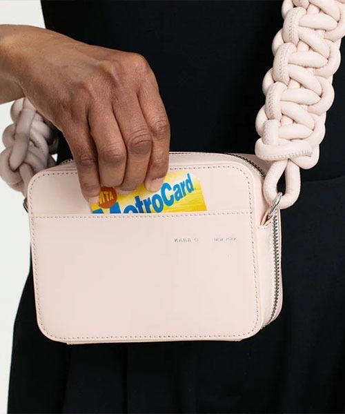 KARA（カラ）の「COBRA CAMERA BAG（ショルダーバッグ・レディース・ベビーピンク・ONE SIZE）」の8枚目の写真