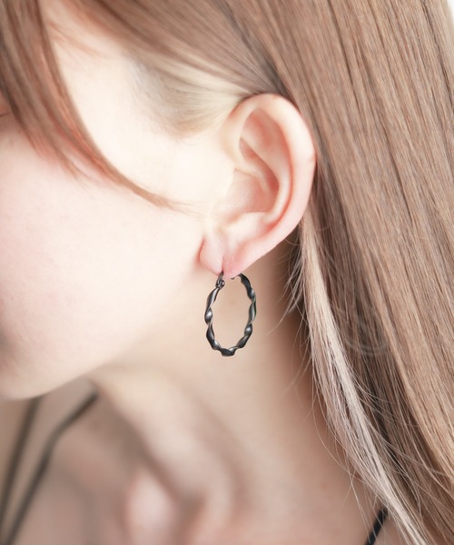 Mag.（マグ）の「【Stainless】Twist Ring Pierce 30mm-ツイストリング ピアス（ピアス（両耳用）・メンズ・ブラック/シルバー/ゴールド・FREE）」の5枚目の写真