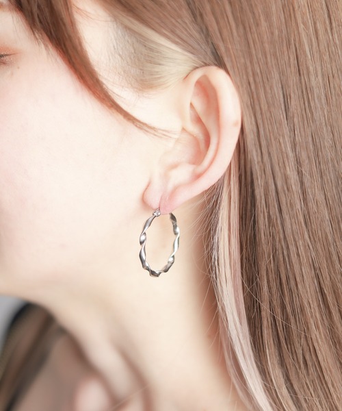 Mag.（マグ）の「【Stainless】Twist Ring Pierce 30mm-ツイストリング ピアス（ピアス（両耳用）・メンズ・ブラック/シルバー/ゴールド・FREE）」の6枚目の写真