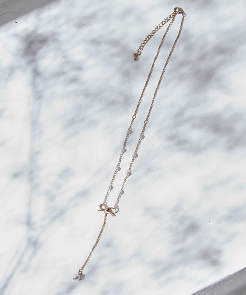 tocco closet（トッコ　クローゼット）の「リボン×パールネックレス（ネックレス・レディース・ゴールド・FREE）」の4枚目の写真