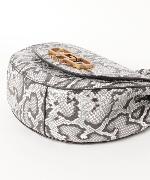 Guess（ゲス）の「FLEET Mini Saddle Crossbody クロスボディバッグ レディース（ショルダーバッグ・レディース・ナチュラル・ONE SIZE）」の4枚目の写真