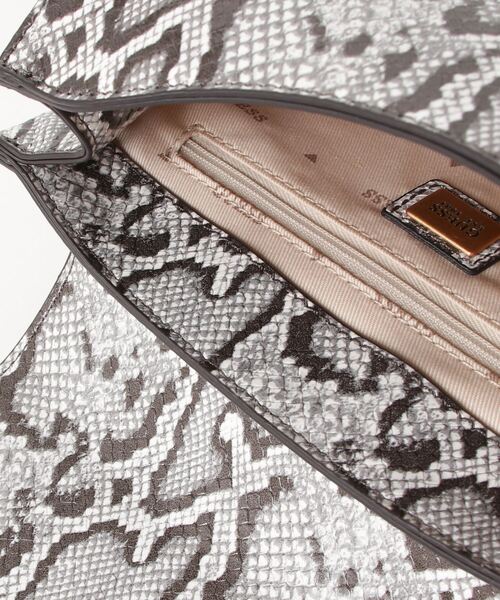 Guess（ゲス）の「FLEET Mini Saddle Crossbody クロスボディバッグ レディース（ショルダーバッグ・レディース・ナチュラル・ONE SIZE）」の5枚目の写真