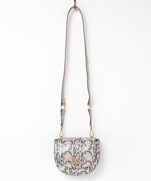 Guess（ゲス）の「FLEET Mini Saddle Crossbody クロスボディバッグ レディース（ショルダーバッグ・レディース・ナチュラル・ONE SIZE）」の2枚目の写真
