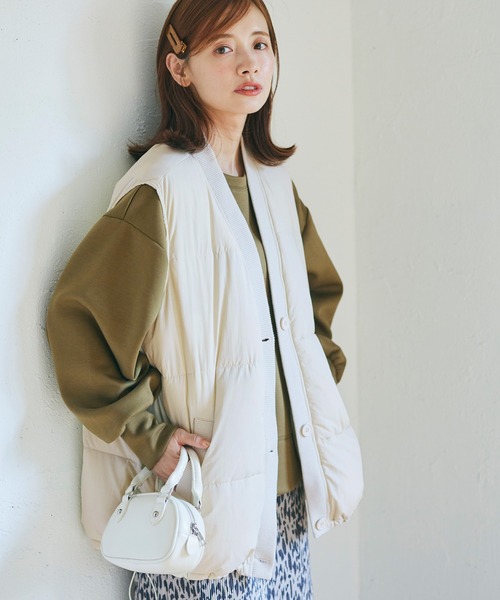 coca（coca）（コカ）の「ユニセックスVネック中綿ベスト（ダウンベスト・レディース・アイボリー/ブラック・M/L）」の2枚目の写真