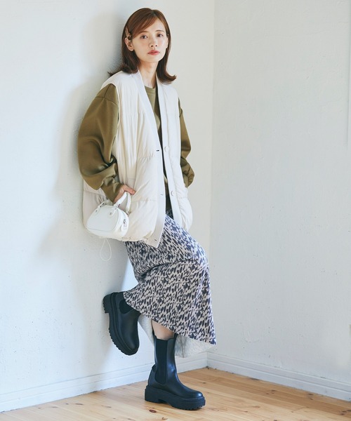 coca（coca）（コカ）の「ユニセックスVネック中綿ベスト（ダウンベスト・レディース・アイボリー/ブラック・M/L）」の3枚目の写真