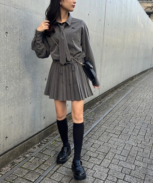 one after another NICE CLAUP(ワンアフターアナザーナイスクラップ)の「タイ付きシャツプリーツミニワンピース(ワンピース・レディース・オフホワイト/グレー/ブラウン・FREE)」の19枚目の写真