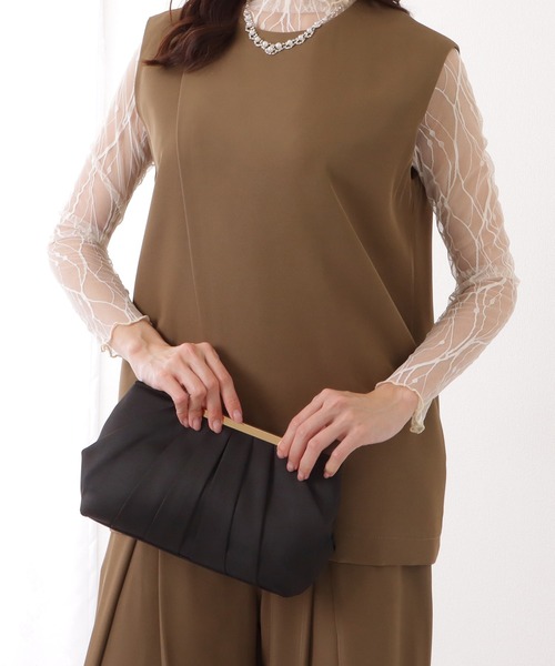 Lace Ladies(レースレディース)の「メタリック バー タック プリーツ クラッチ バッグ(クラッチバッグ・レディース・ブラック/アイボリー・FREE)」の7枚目の写真