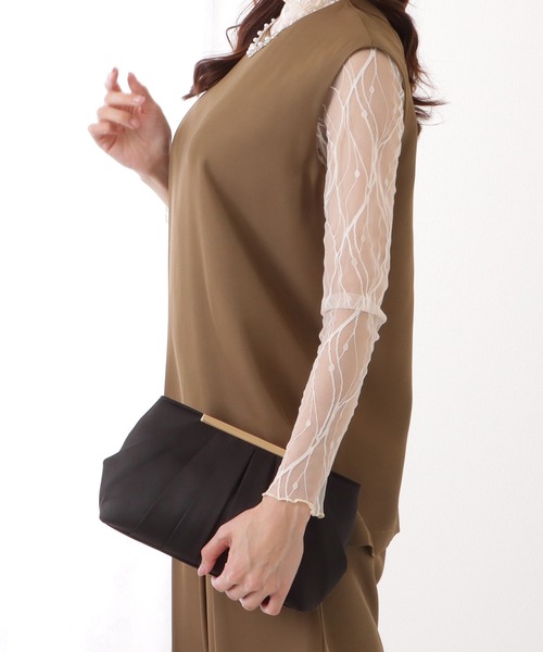 Lace Ladies(レースレディース)の「メタリック バー タック プリーツ クラッチ バッグ(クラッチバッグ・レディース・ブラック/アイボリー・FREE)」の8枚目の写真