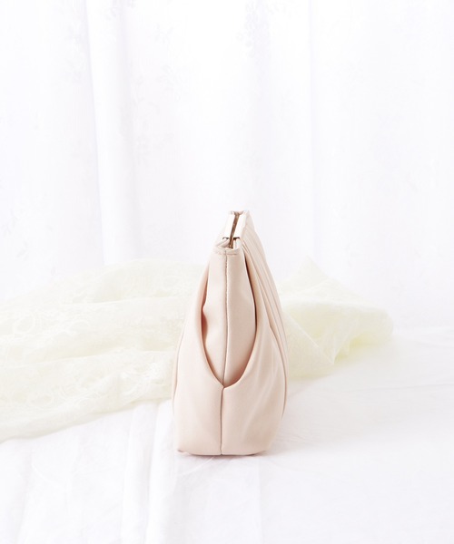 Lace Ladies(レースレディース)の「メタリック バー タック プリーツ クラッチ バッグ(クラッチバッグ・レディース・ブラック/アイボリー・FREE)」の22枚目の写真
