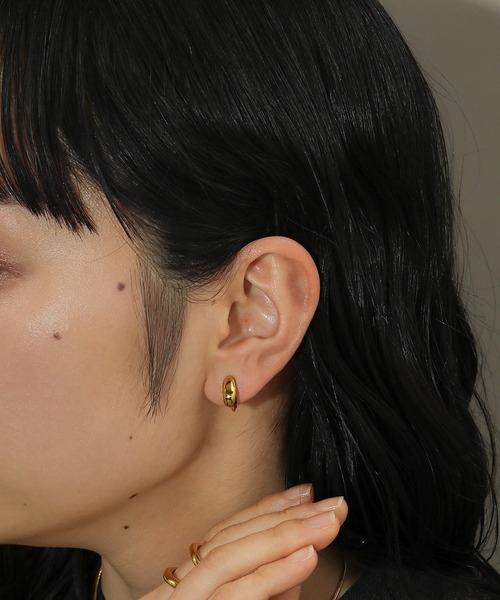 voov(ブーブ)の「【金属アレルギー対応】小さめ 艶感 ドロップ型 イヤリング 結婚式 デイリー(イヤリング・レディース・ゴールド/シルバー・フリー)」の14枚目の写真