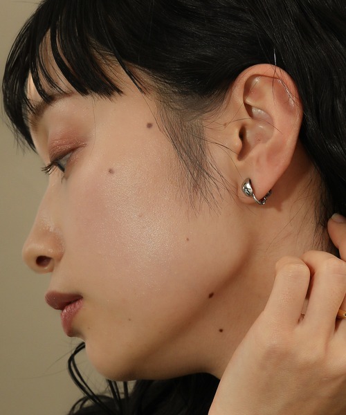 voov(ブーブ)の「【金属アレルギー対応】小さめ 艶感 ドロップ型 イヤリング 結婚式 デイリー(イヤリング・レディース・ゴールド/シルバー・フリー)」の8枚目の写真