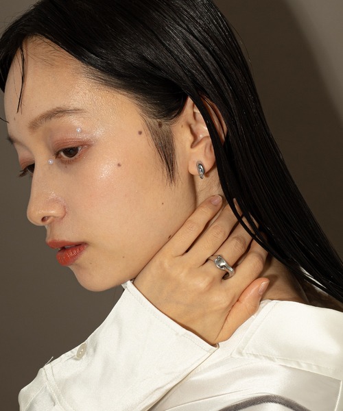 voov(ブーブ)の「【金属アレルギー対応】小さめ 艶感 ドロップ型 イヤリング 結婚式 デイリー(イヤリング・レディース・ゴールド/シルバー・フリー)」の9枚目の写真