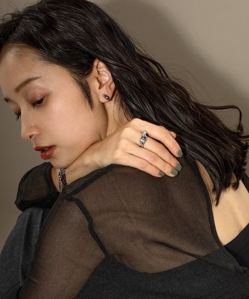 voov(ブーブ)の「【金属アレルギー対応】小さめ 艶感 ドロップ型 イヤリング 結婚式 デイリー(イヤリング・レディース・ゴールド/シルバー・フリー)」の6枚目の写真