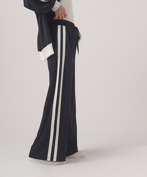 Cutie Blonde(キューティーブロンド)の「◆【セットアップ可】ライン入り トラックワイドパンツ(その他パンツ・レディース・グレー/ネイビー/ブラック・02/03/04)」の13枚目の写真