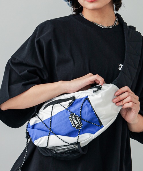 X-girl（エックスガール）の「BUNGEE CORD MINI BAG（ショルダーバッグ・レディース・ブルー/ブラック・ONE SIZE）」の2枚目の写真