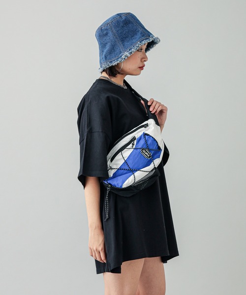 X-girl（エックスガール）の「BUNGEE CORD MINI BAG（ショルダーバッグ・レディース・ブルー/ブラック・ONE SIZE）」の17枚目の写真