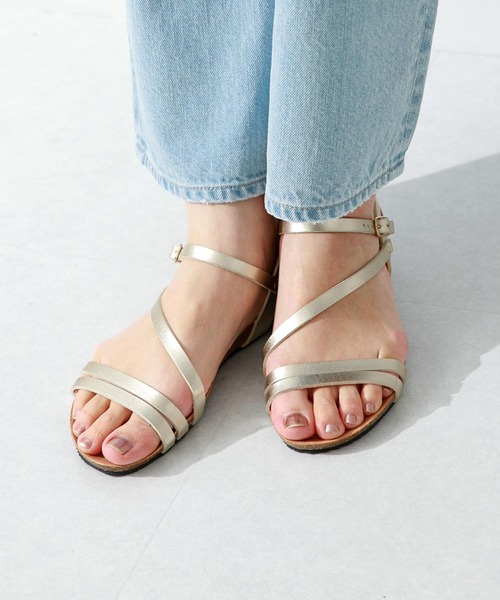 PLAKTON(プラクトン)の「PLAKTON ダブルクロスストラップサンダル(サンダル・レディース・ブラック/ゴールド系その他・38/37)」の4枚目の写真